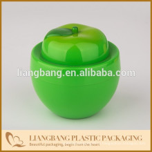 Зеленое яблоко с пластиковой банкой